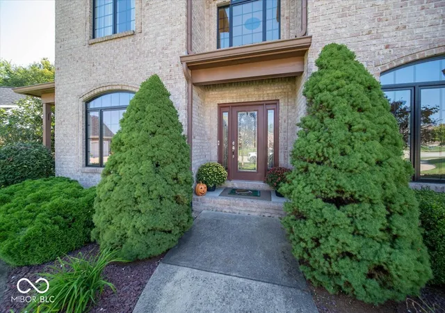 Photo 3 of Single family home for sale at 1727 Corral Ct, Greenwood, IN 46143 | MLS# 22122974 | Listing updated on 2026-10-09