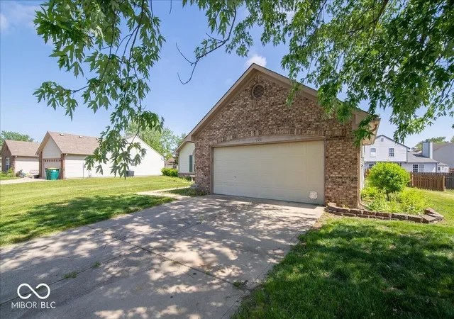 Photo 2 of Single family home for sale at 725 Lake Shore Rd, Franklin, IN 46131 | MLS# 22123011 | Listing updated on 2026-08-29