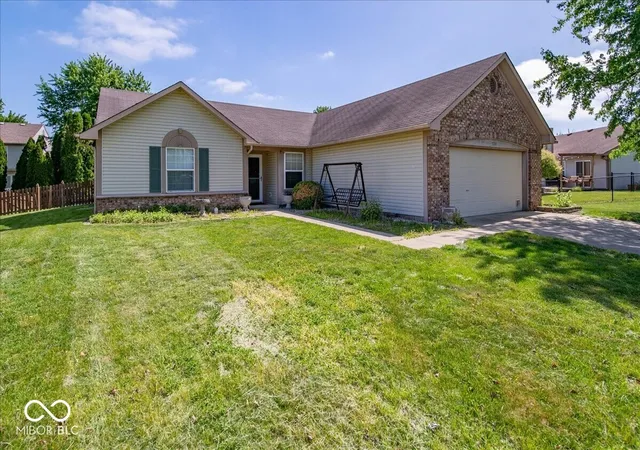 Photo 3 of Single family home for sale at 725 Lake Shore Rd, Franklin, IN 46131 | MLS# 22123011 | Listing updated on 2026-08-29