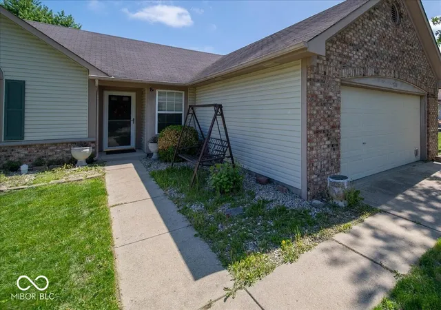 Photo 3 of Single family home for sale at 725 Lake Shore Rd, Franklin, IN 46131 | MLS# 22123011 | Listing updated on 2026-10-08