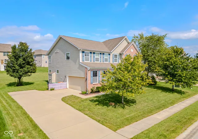 Photo 3 of Single family home for sale at 7048 Stoney Ridge Dr, Columbus, IN 47201 | MLS# 22123015 | Listing updated on 2026-09-23