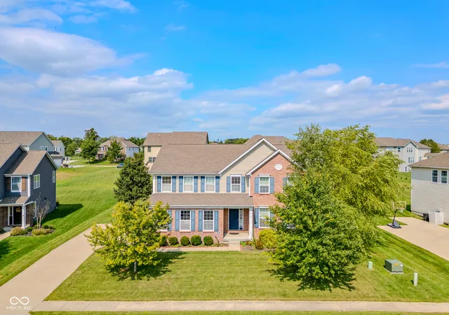 Photo 4 of Single family home for sale at 7048 Stoney Ridge Dr, Columbus, IN 47201 | MLS# 22123015 | Listing updated on 2026-09-23