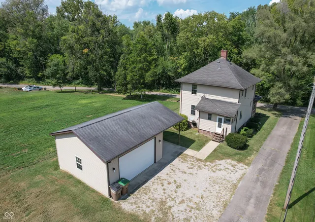 Photo 3 of Sale Pending at 2115 Irwin Dr, Columbus, IN 47201 | MLS# 22123035 | Listing updated on 2026-10-06