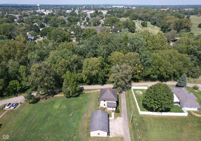 Photo 4 of Sale Pending at 2115 Irwin Dr, Columbus, IN 47201 | MLS# 22123035 | Listing updated on 2026-10-06