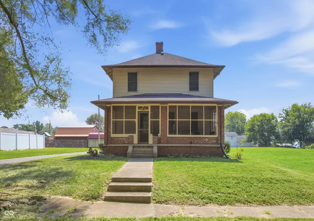 Photo 2 of Sale Pending at 2115 Irwin Dr, Columbus, IN 47201 | MLS# 22123035 | Listing updated on 2026-10-06