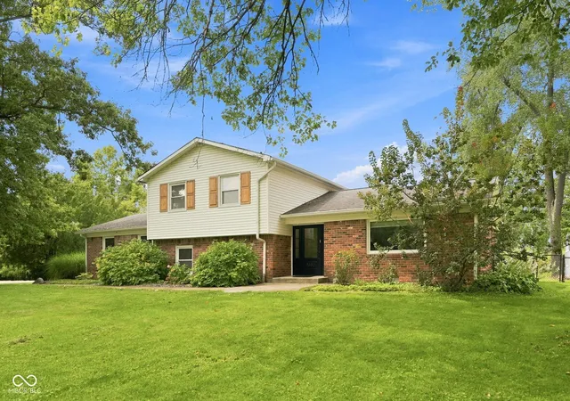 Photo 2 of Sale Pending at 7430 Little Oak Ln, Indianapolis, IN 46259 | MLS# 22123048 | Listing updated on 2026-08-30