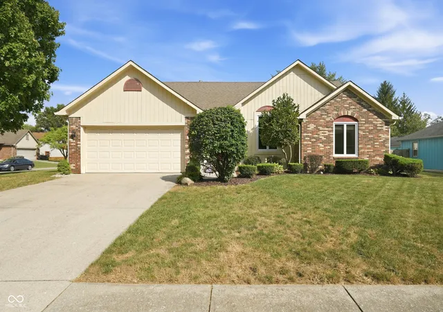 Photo 1 of Sale Pending at 3215 Summerfield Dr, Indianapolis, IN 46214 | MLS# 22123051 | Listing updated on 2026-09-22