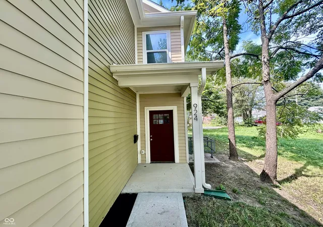 Photo 2 of Condo for sale at 924 N Oakland Ave, Indianapolis, IN 46201 | MLS# 22123093 | Listing updated on 2026-08-28