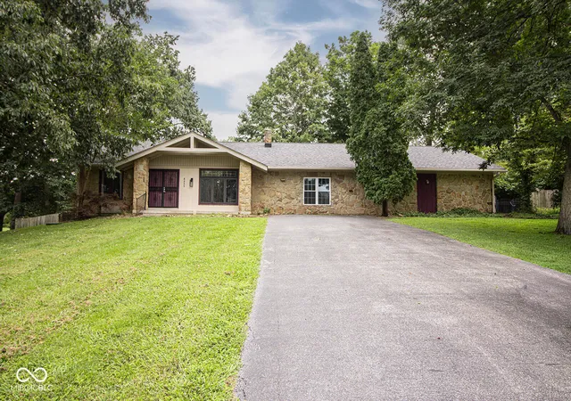 Photo 2 of Single family home for sale at 8245 Woodlawn Dr, Martinsville, IN 46151 | MLS# 22123108 | Listing updated on 2026-09-02