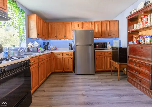 Photo 4 of Sale Pending at 401 S Kyle St, Edinburgh, IN 46124 | MLS# 22123234 | Listing updated on 2026-09-19