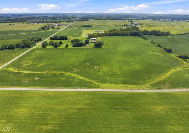 Photo 3 of Sale Pending at 2065 W County Rd 300 South Rd S, Franklin, IN 46131 | MLS# 22123268 | Listing updated on 2026-09-03