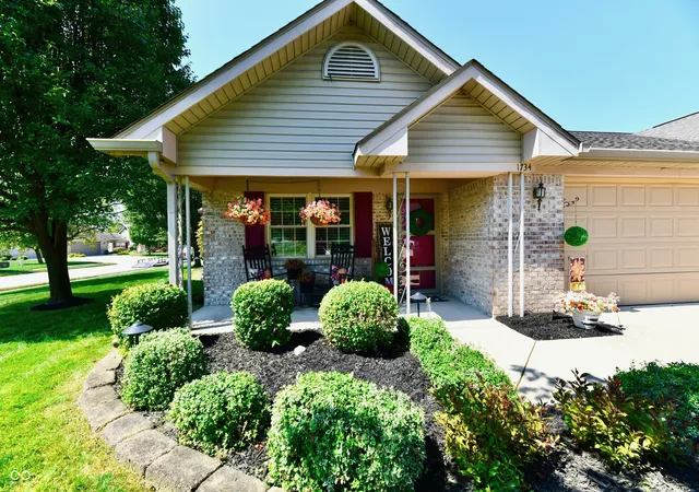 Photo 3 of Single family home for sale at 1734 Vidalia Ct, Greenwood, IN 46143 | MLS# 22123288 | Listing updated on 2026-09-30
