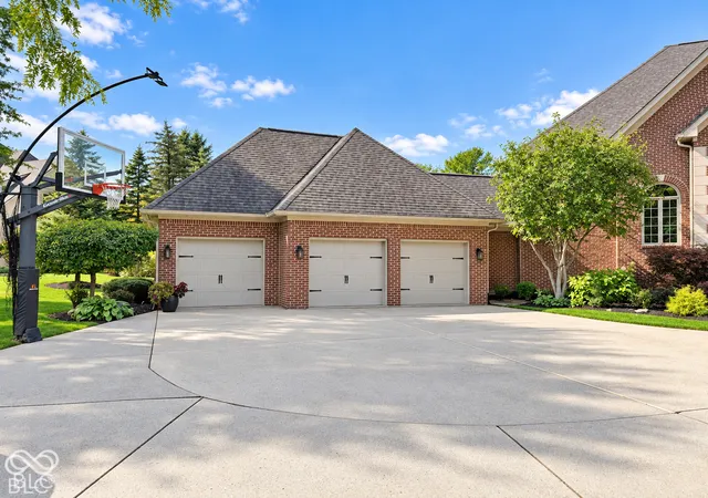 Photo 2 of Single family home for sale at 10646 Walnut Crk Dr W, Carmel, IN 46032 | MLS# 22123313 | Listing updated on 2026-10-23