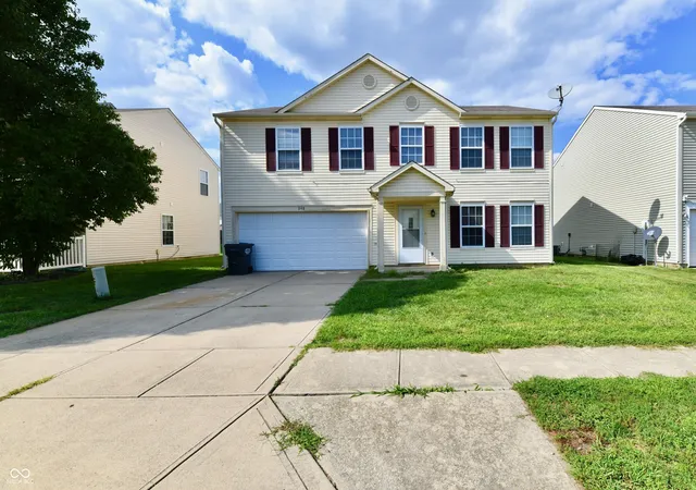 Photo 2 of Single family home for sale at 348 Winterset Way, Greenwood, IN 46143 | MLS# 22123318 | Listing updated on 2026-10-05