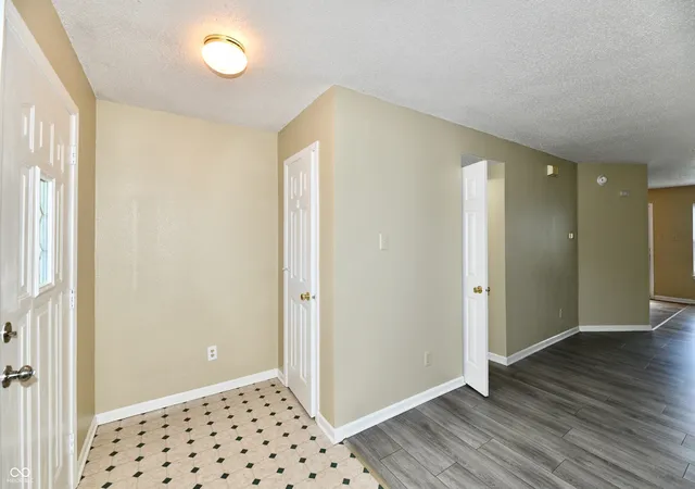 Photo 4 of Single family home for sale at 348 Winterset Way, Greenwood, IN 46143 | MLS# 22123318 | Listing updated on 2026-10-05