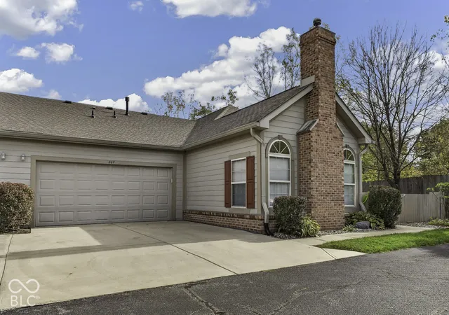 Photo 2 of Condo for sale at 827 Gazebo Way, Greenwood, IN 46142 | MLS# 22123325 | Listing updated on 2026-10-28