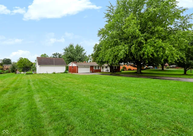 Photo 2 of Single family home for sale at 3105 Stella Dr, Greenwood, IN 46143 | MLS# 22123364 | Listing updated on 2026-09-23
