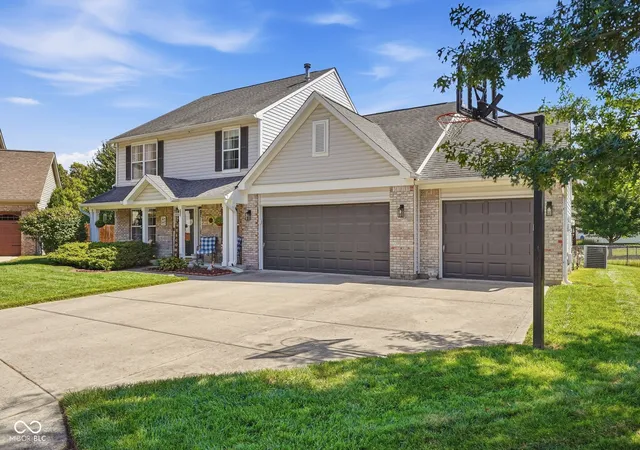 Photo 2 of Single family home for sale at 7995 Cobblesprings Dr, Avon, IN 46123 | MLS# 22123402 | Listing updated on 2026-09-30