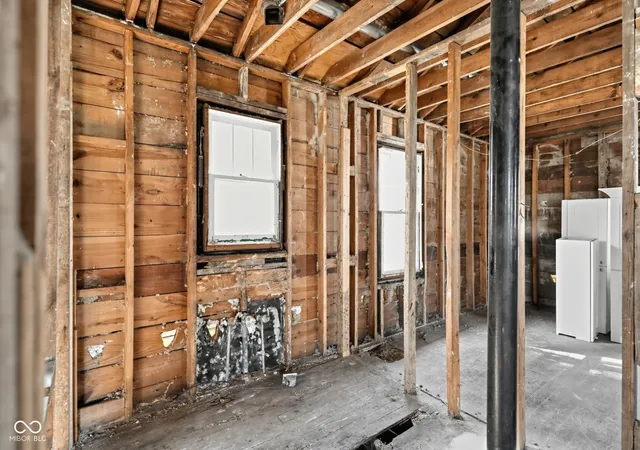 Photo 4 of Single family home for sale at 518 Marine Dr, Anderson, IN 46016 | MLS# 22123439 | Listing updated on 2026-09-29