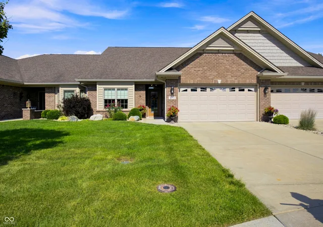 Single family home for sale at 4111 Melbourne Dr, Columbus, IN 47203 | MLS# 22123453