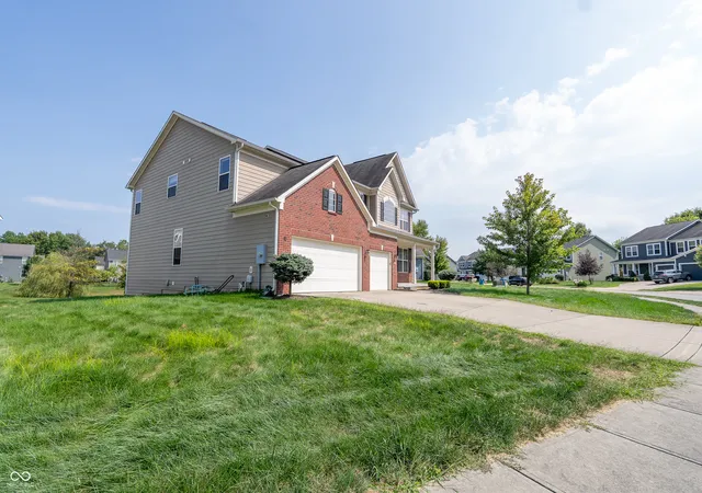 Photo 2 of Single family home for sale at 4668 Shelby Cir, Greenwood, IN 46143 | MLS# 22123480 | Listing updated on 2026-09-01