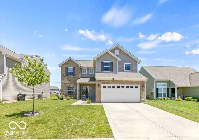Photo 1 of Single family home for sale at 2581 Shadowbrook Tr, Greenwood, IN 46143 | MLS# 22123519 | Listing updated on 2026-09-21