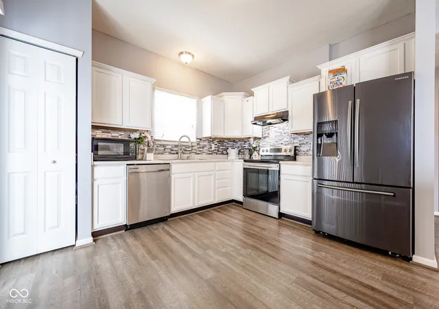 Photo 4 of Single family home for sale at 2581 Shadowbrook Tr, Greenwood, IN 46143 | MLS# 22123519 | Listing updated on 2026-09-21