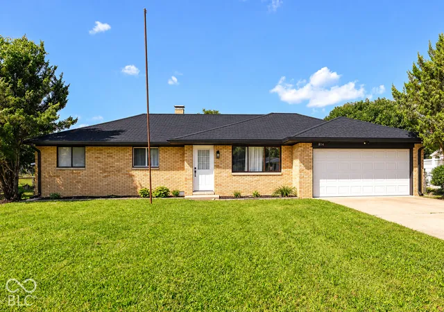 Single family home for sale at 814 Heritage Ln, Anderson, IN 46013 | MLS# 22123693