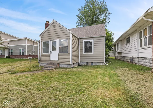 Photo 1 of Sale Pending at 811 E Memorial Dr, Muncie, IN 47302 | MLS# 22123790 | Listing updated on 2026-09-24
