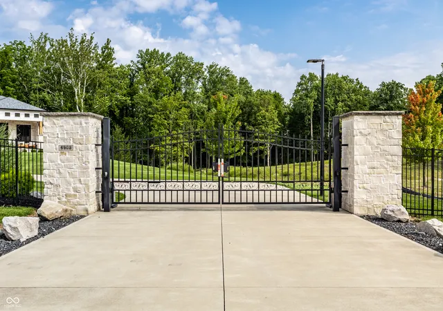 Photo 4 of Single family home for sale at 6902 Highland Ridge Ct, Indianapolis, IN 46237 | MLS# 22123800 | Listing updated on 2026-09-05