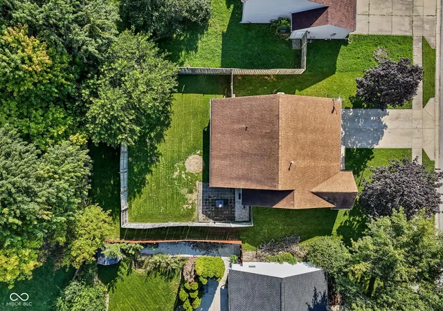 Photo 2 of Sale Pending at 140 Meadow Glen Dr, Avon, IN 46123 | MLS# 22123842 | Listing updated on 2026-09-12