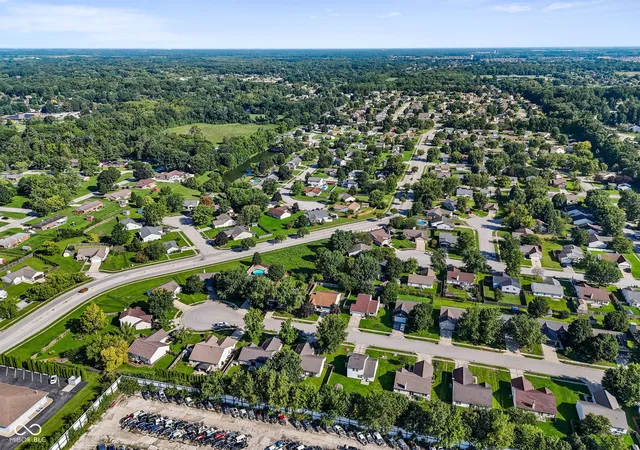 Photo 4 of Sale Pending at 140 Meadow Glen Dr, Avon, IN 46123 | MLS# 22123842 | Listing updated on 2026-09-12
