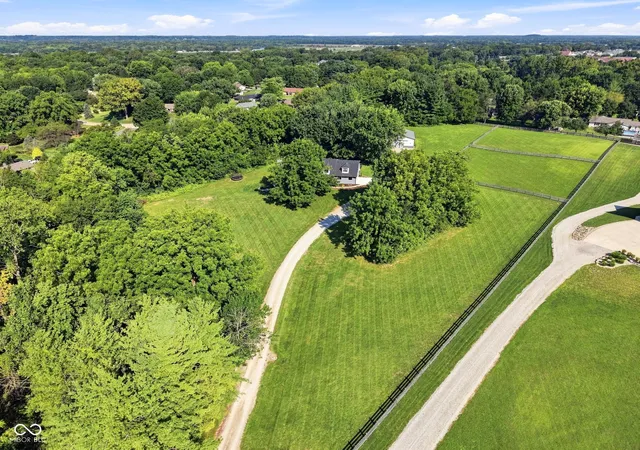 Photo 4 of Single family home for sale at 5772 W Stones Xing Rd, Greenwood, IN 46143 | MLS# 22123890 | Listing updated on 2026-10-02