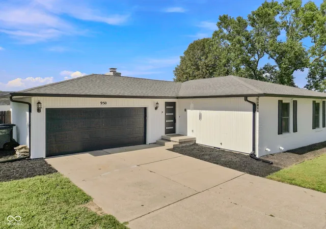Photo 2 of Single family home for sale at 950 Norwood Ct, Columbus, IN 47203 | MLS# 22123898 | Listing updated on 2026-09-17