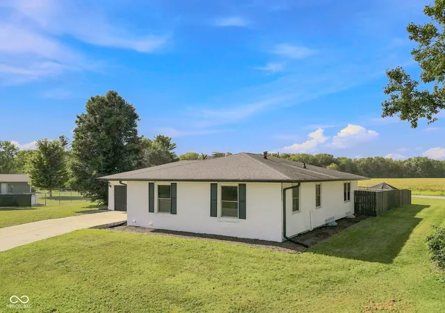 Photo 3 of Single family home for sale at 950 Norwood Ct, Columbus, IN 47203 | MLS# 22123898 | Listing updated on 2026-09-17