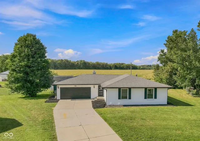 Photo 2 of Single family home for sale at 950 Norwood Ct, Columbus, IN 47203 | MLS# 22123898 | Listing updated on 2026-09-25