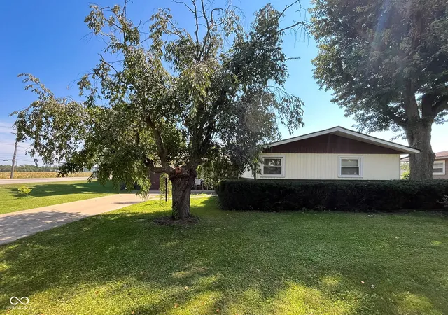 Photo 3 of Single family home for sale at 8 Eastgate Dr, Crawfordsville, IN 47933 | MLS# 22123909 | Listing updated on 2026-09-21