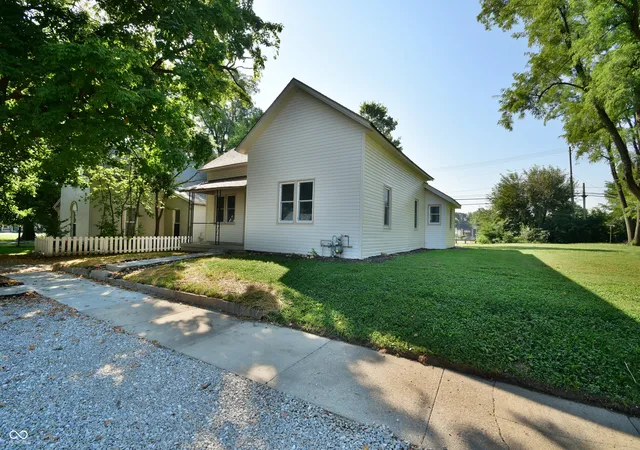 Photo 3 of Single family home for sale at 223 W Brown St, Knightstown, IN 46148 | MLS# 22124000 | Listing updated on 2026-09-22