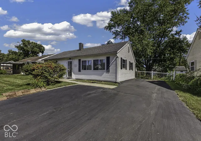 Photo 2 of Single family home for sale at 595 N Meridian St, Greenwood, IN 46143 | MLS# 22124055 | Listing updated on 2026-10-01