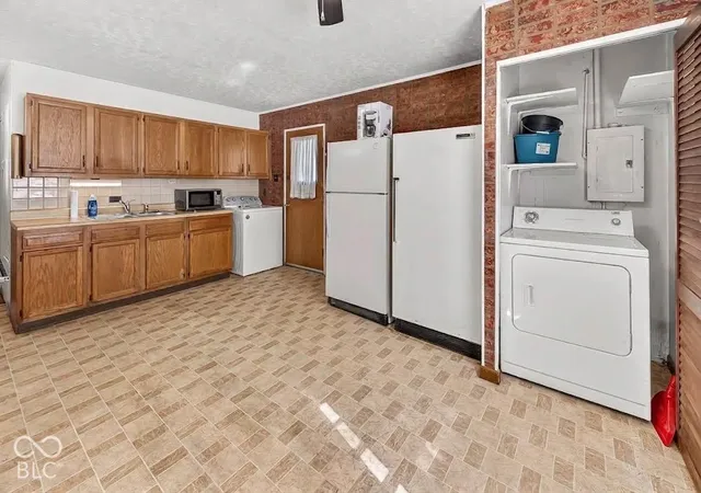 Photo 3 of Single family home for sale at 595 N Meridian St, Greenwood, IN 46143 | MLS# 22124055 | Listing updated on 2026-10-01