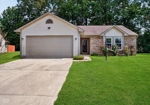 Photo 1 of Single family home for sale at 7449 Grandview Dr, Avon, IN 46123 | MLS# 22124058 | Listing updated on 2026-09-21