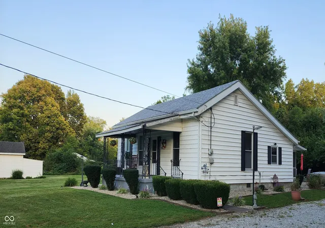 Photo 3 of Single family home for sale at 1215 W Washington Ave, Shelbyville, IN 46176 | MLS# 22124169 | Listing updated on 2026-09-08
