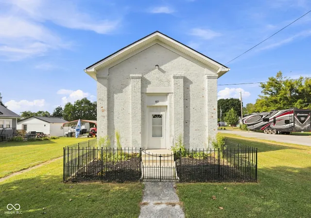 Photo 1 of Sale Pending at 401 E Jefferson St, Saint Paul, IN 47272 | MLS# 22124194 | Listing updated on 2026-09-28