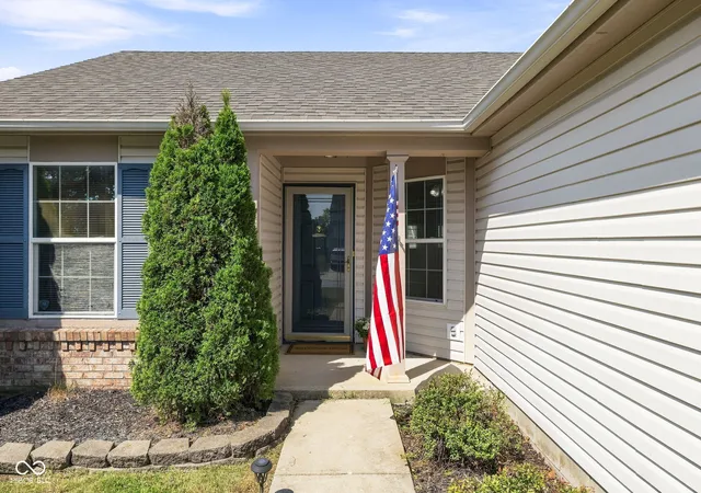 Photo 3 of Single family home for sale at 6126 Glebe Dr, Indianapolis, IN 46237 | MLS# 22124257 | Listing updated on 2026-09-15