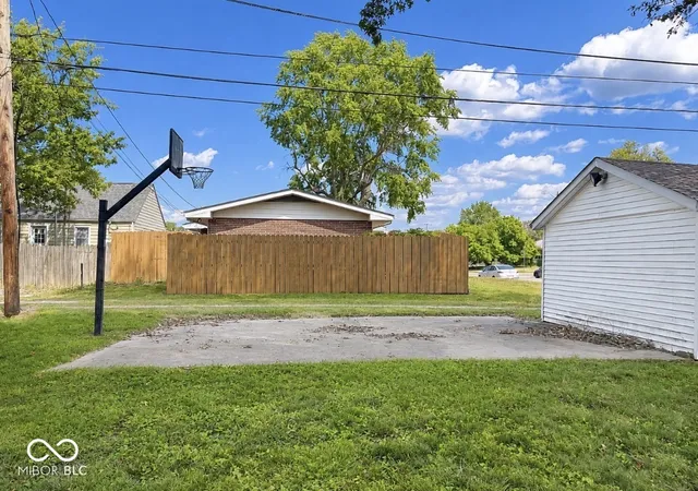 Photo 2 of Sale Pending at 300 Kessler Blvd, Seymour, IN 47274 | MLS# 22124299 | Listing updated on 2026-09-07