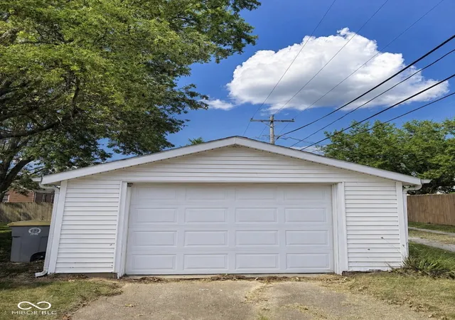 Photo 3 of Sale Pending at 300 Kessler Blvd, Seymour, IN 47274 | MLS# 22124299 | Listing updated on 2026-09-07