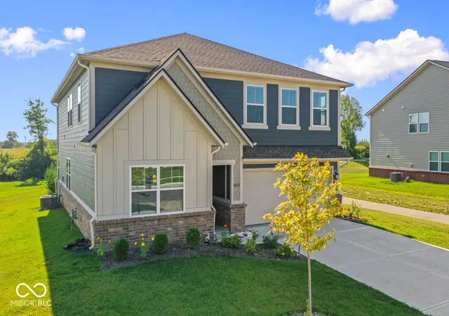 Photo 2 of Single family home for sale at 2735 Linwood Ave, Greenwood, IN 46143 | MLS# 22124357 | Listing updated on 2026-09-05