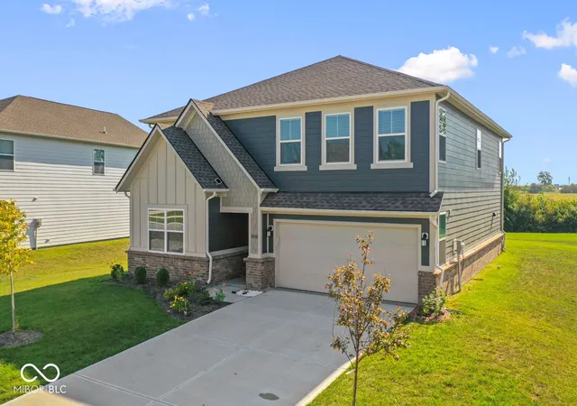 Photo 3 of Single family home for sale at 2735 Linwood Ave, Greenwood, IN 46143 | MLS# 22124357 | Listing updated on 2026-09-30