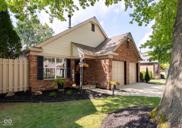 Photo 2 of Sale Pending at 9765 River Oak Ln E, Fishers, IN 46038 | MLS# 22124369 | Listing updated on 2026-09-24