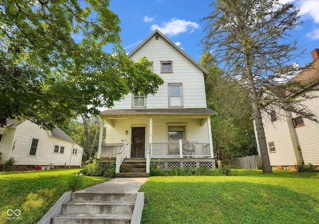 Photo 2 of Single family home for sale at 617 E Pike St, Crawfordsville, IN 47933 | MLS# 22124378 | Listing updated on 2026-09-19
